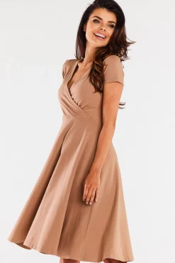 Bawełniana sukienka z kopertowym dekoltem - beżowa