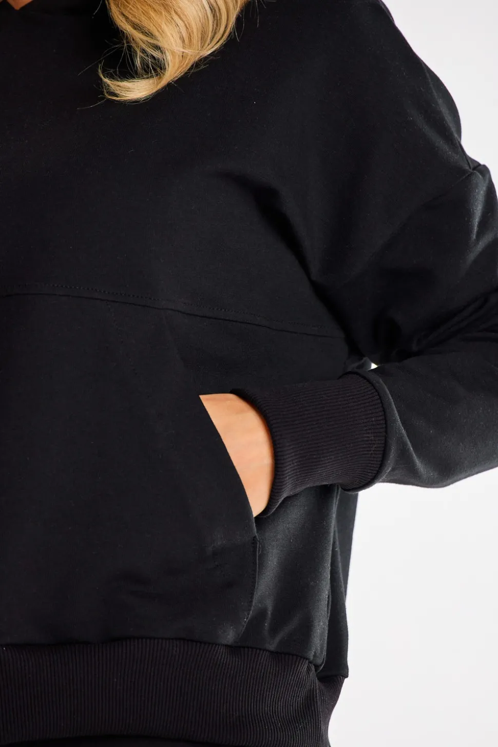 Bluza dresowa z kieszenią kangurek - czarna