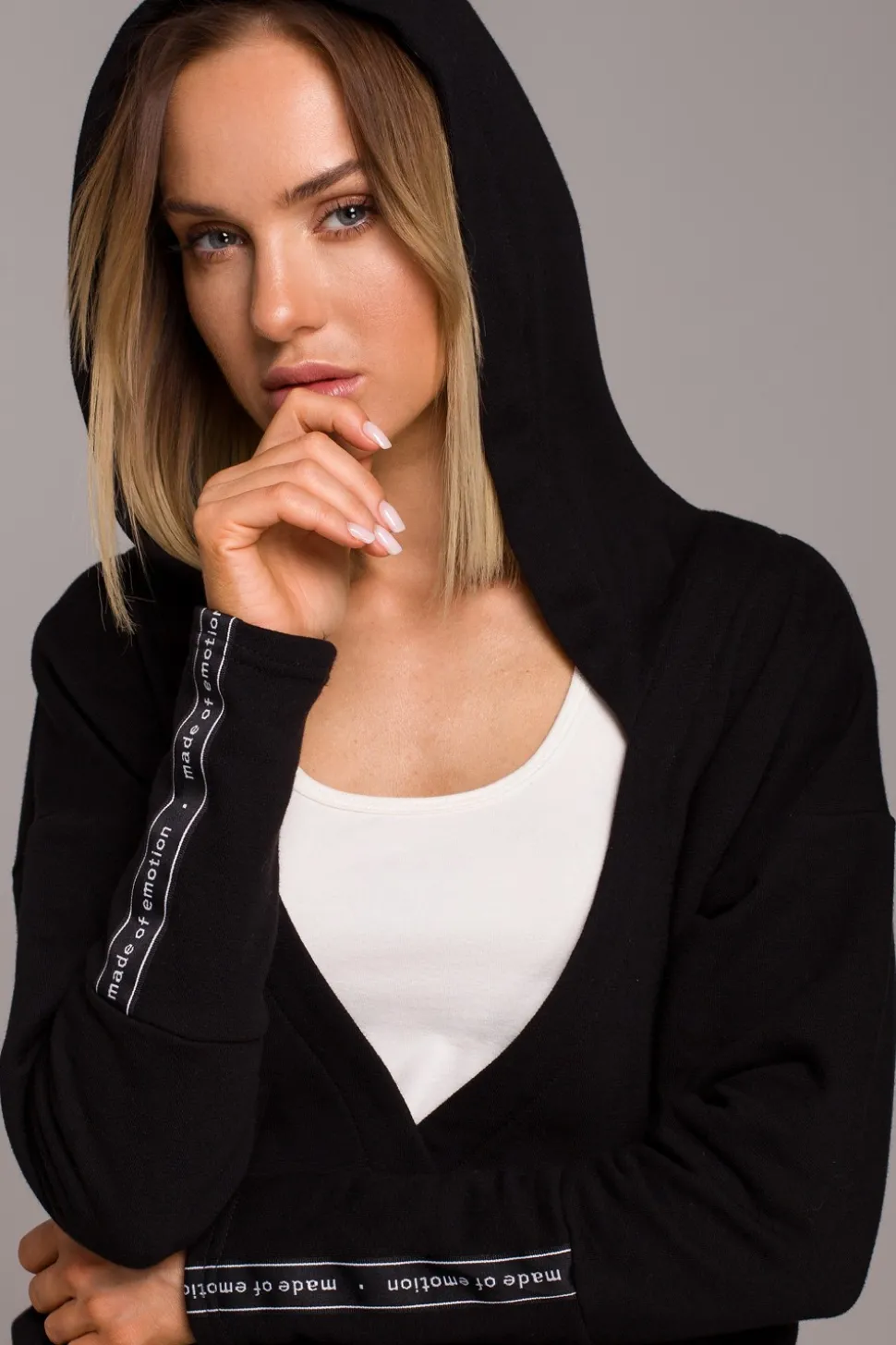 Bluza z kieszenią kangurek i kapturem - czarna