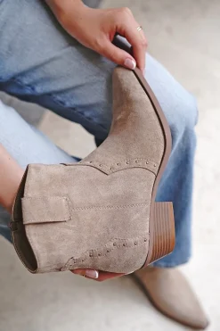 Buty do kostek na grubym obcasie Arumia - jasnobeżowe