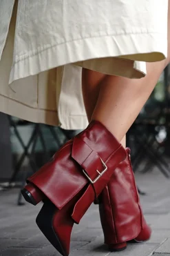 Buty do kostek z ozdobną klamrą Dorottea - bordowe