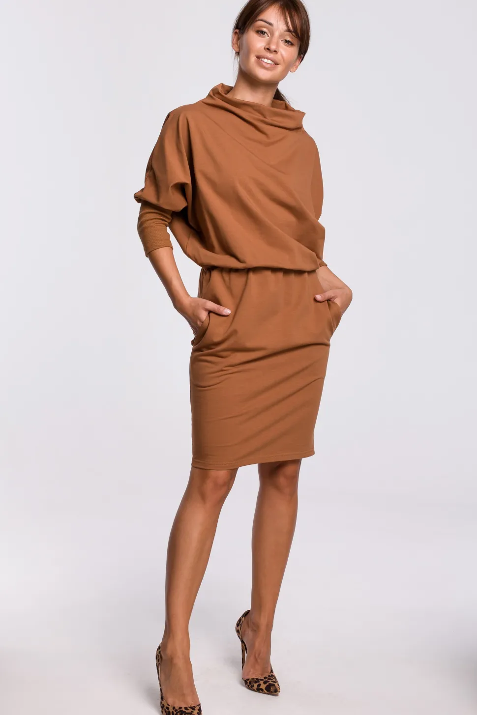 Dopasowana sukienka z kimonowymi rękawami - karmelowa