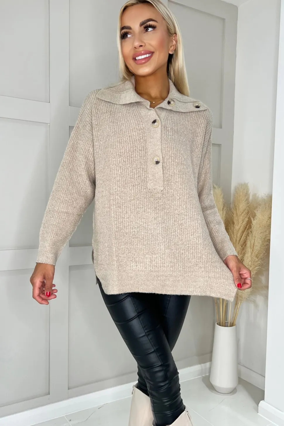 Dzianinowy sweter z ozdobnym kołnierzem - beżowy