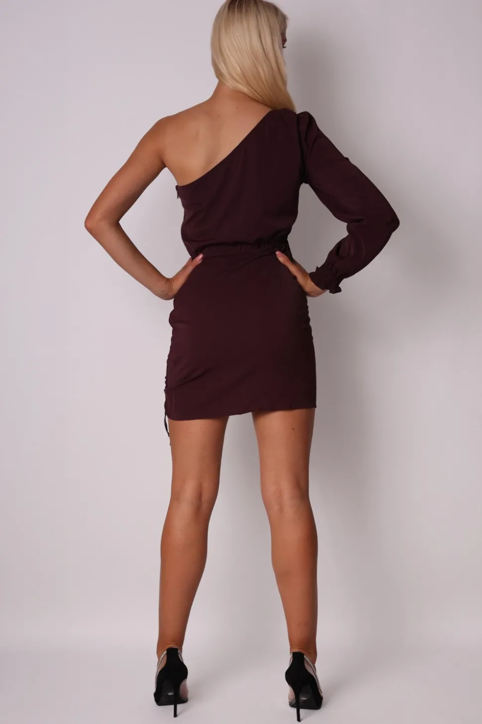 Elegancka sukienka mini z asymetryczną górą - śliwkowa