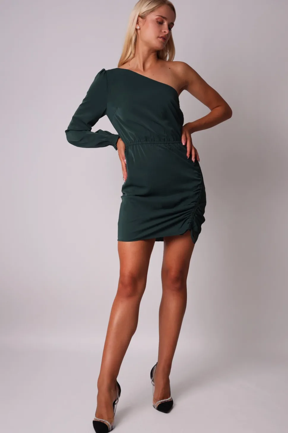 Elegancka sukienka mini z asymetryczną górą - zielona