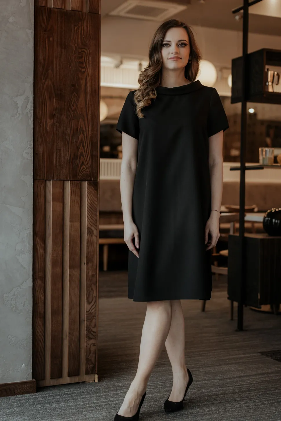 Elegancka sukienka trapezowa - czarna