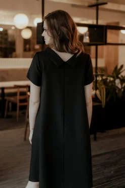 Elegancka sukienka trapezowa - czarna