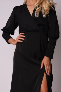 Elegancka sukienka z rozcięciem na nogę - czarna