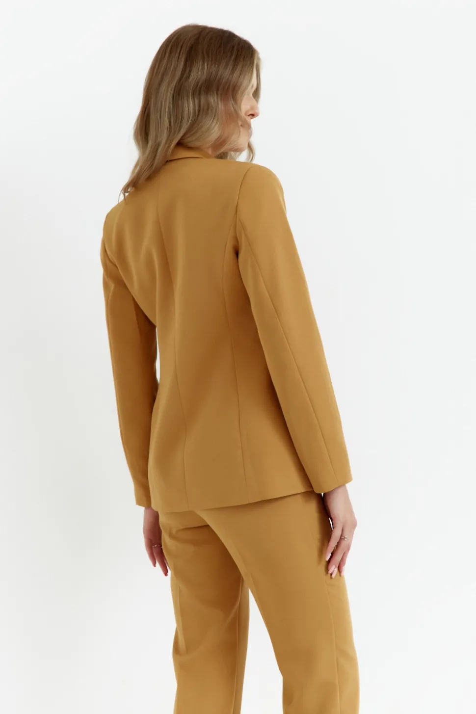 Elegancki żakiet z ozdobnymi guzikami - cynamonowy