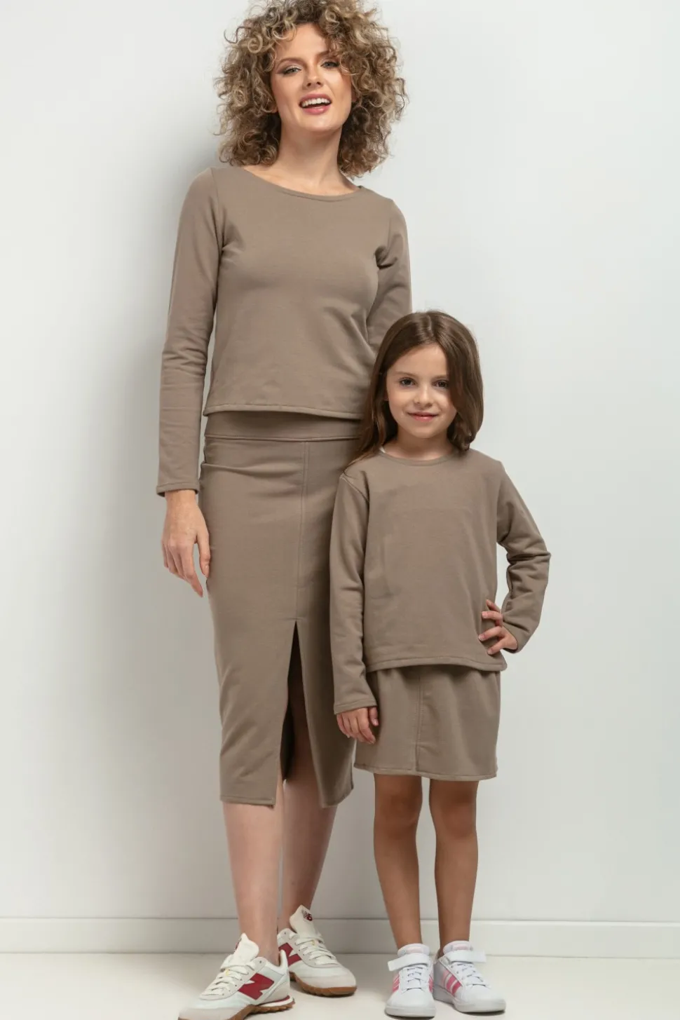 Krótka bluza dresowa dla dziewczynki - cappuccino