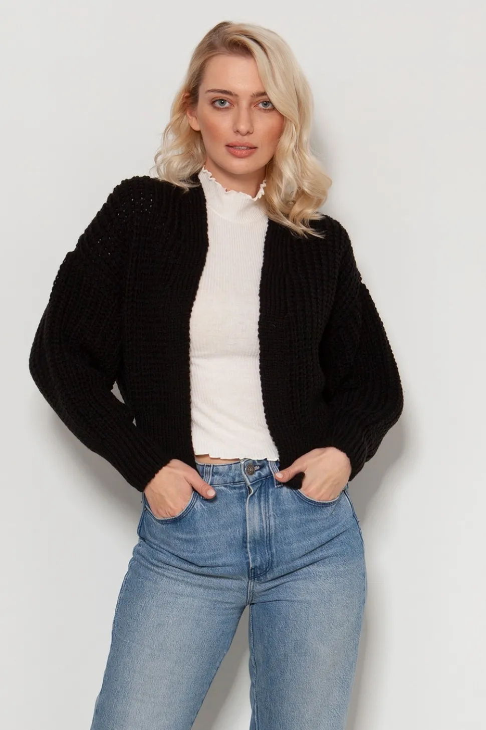 Krótki sweter bez zapięcia - czarny