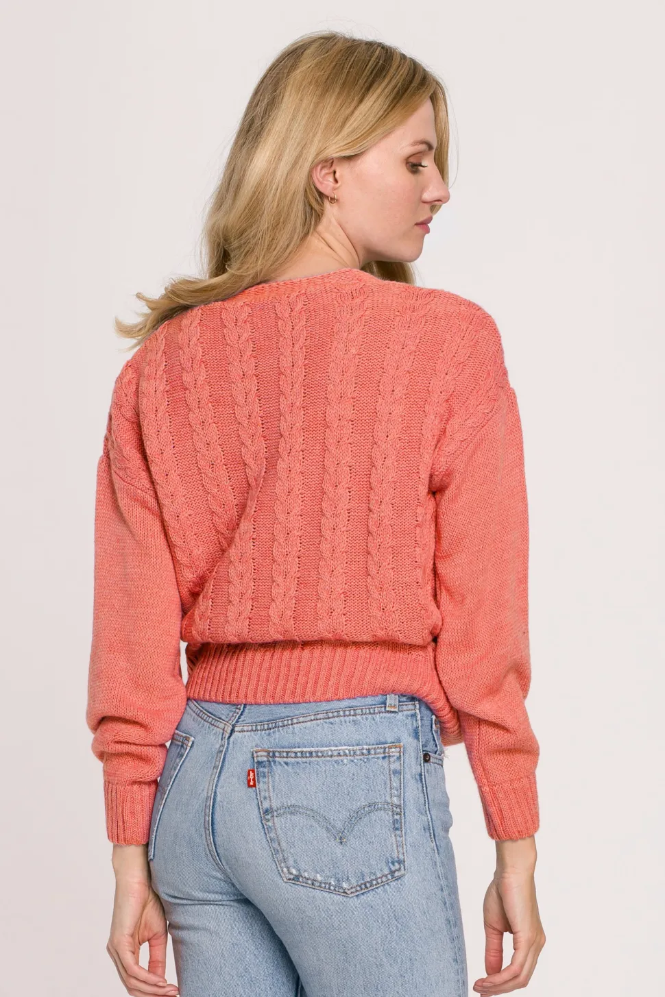 Krótki sweter na zakładkę - koralowy