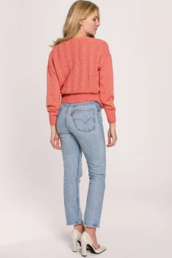 Krótki sweter na zakładkę - koralowy