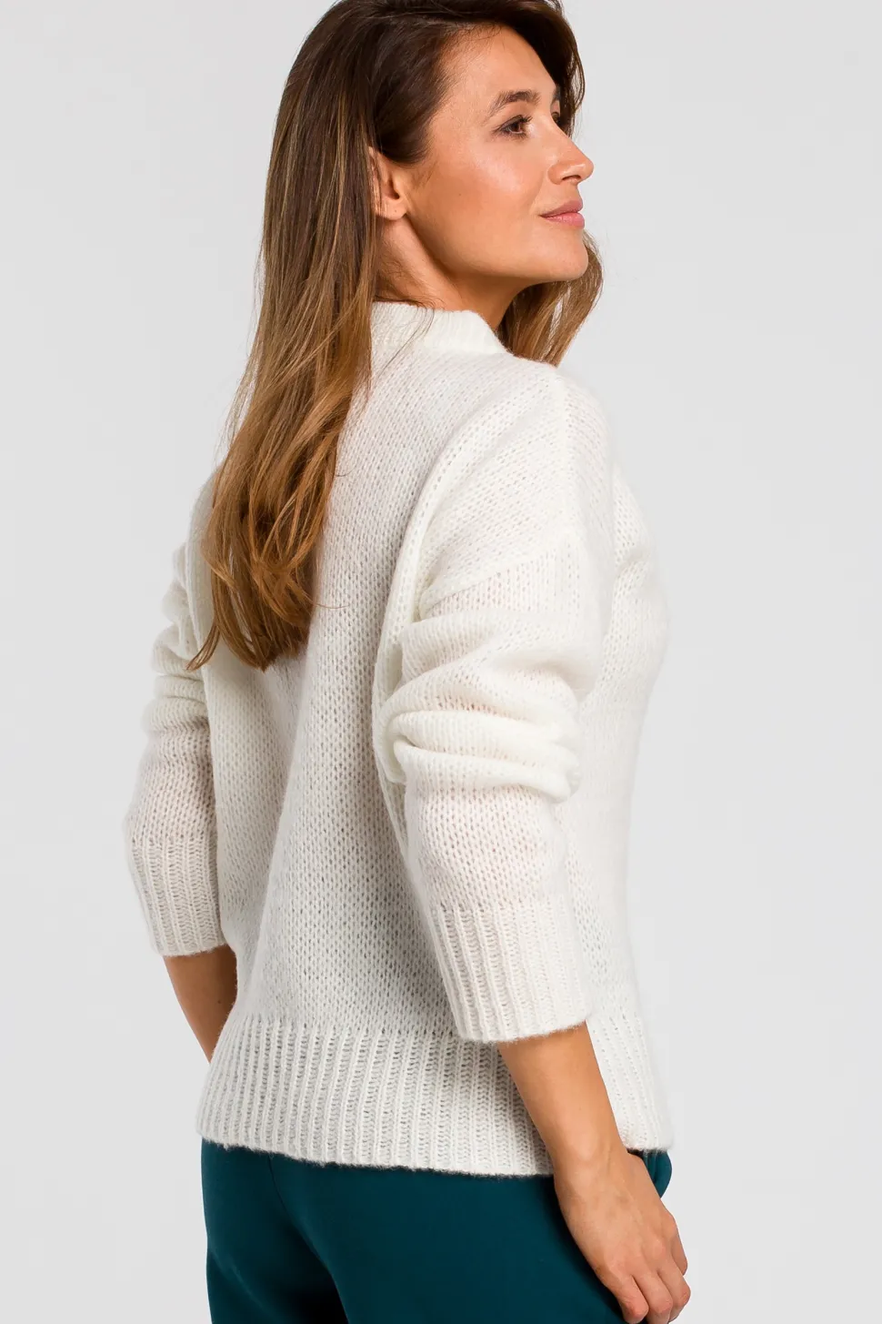 Krótki sweter o luźnym splocie - ecru