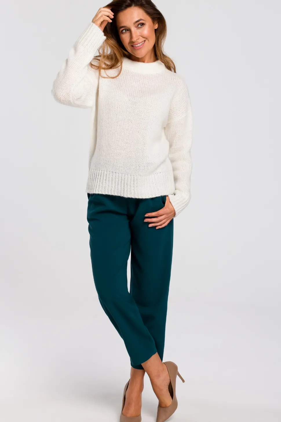 Krótki sweter o luźnym splocie - ecru