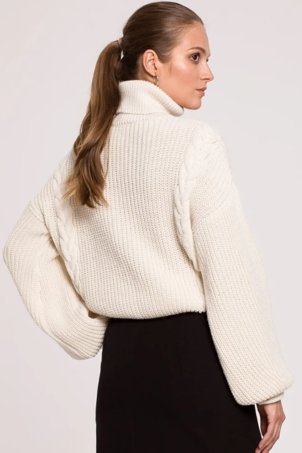 Krótki sweter z golfem - kość słoniowa