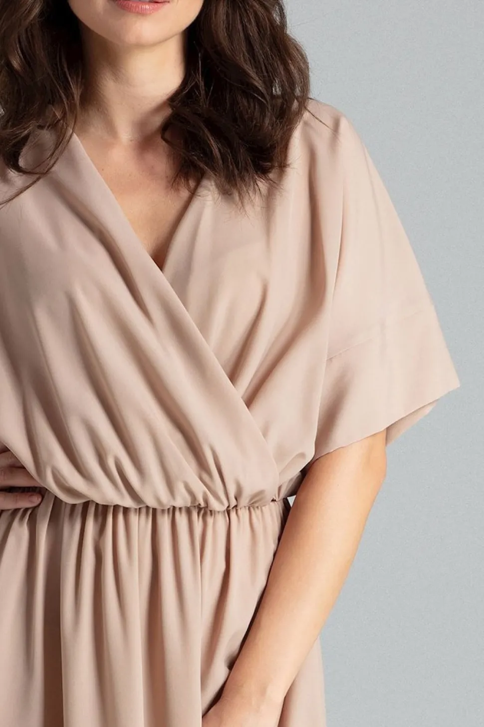 Lekko rozkloszowana sukienka kimono - beżowa