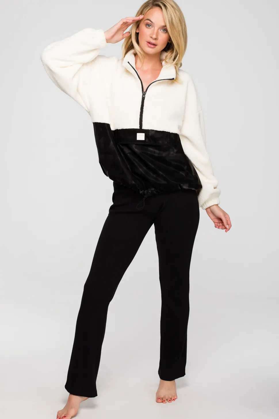 Luźna bluza pluszowa z kieszenią - model 1