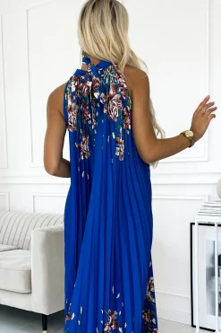 Plisowana satynowa sukienka maxi - chabrowa w kwiaty