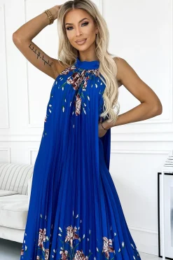 Plisowana satynowa sukienka maxi - chabrowa w kwiaty