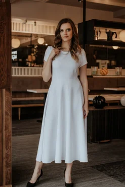 Rozkloszowana sukienka maxi - biała
