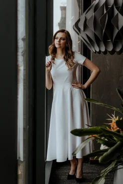 Rozkloszowana sukienka maxi - biała