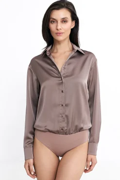 Satynowa koszula body z kołnierzykiem – mocca