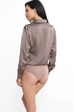 Satynowa koszula body z kołnierzykiem – mocca
