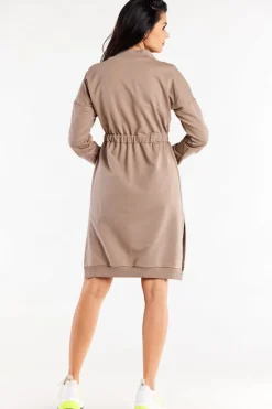 Sukienka dzianinowa z zamkiem i stójką - latte