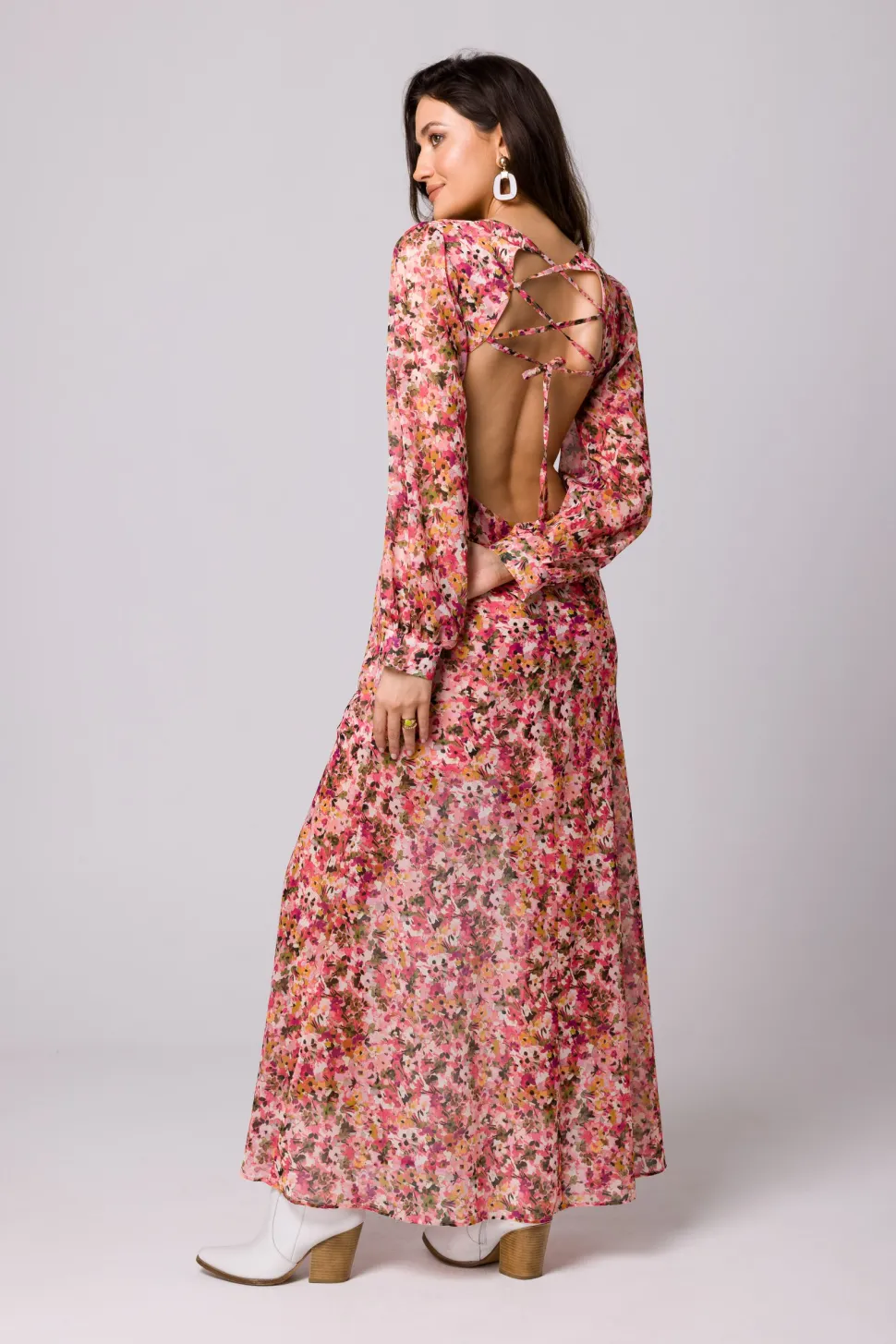 Sukienka maxi w kwiaty z odkrytymi plecami - model 1