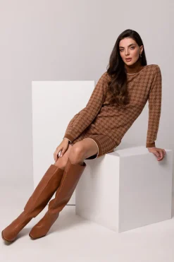 Sukienka swetrowa z golfem - ruda
