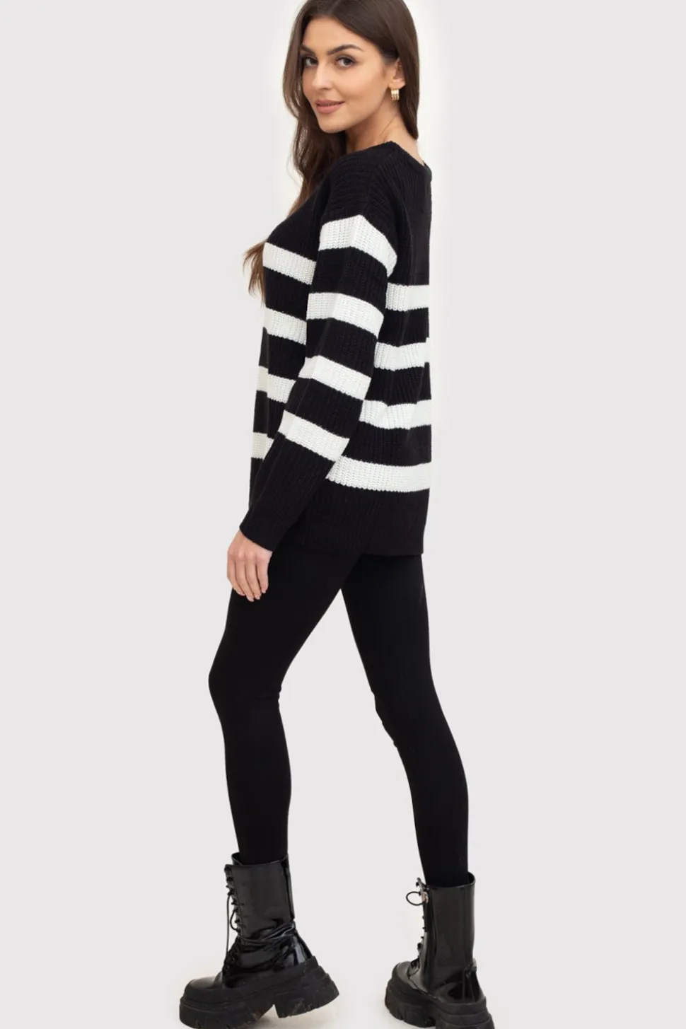 Sweter damski w paski - czarny