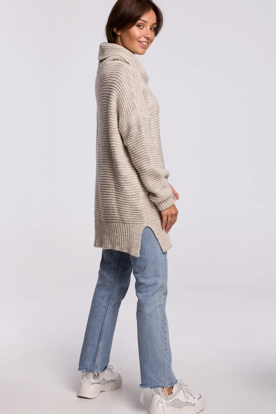 Sweter oversize z golfem - beżowy