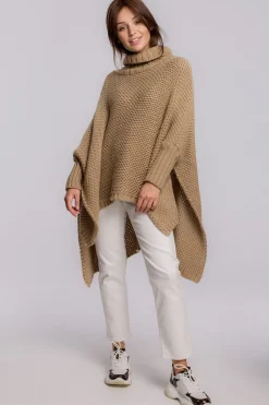 Sweter ponczo z rękawami i golfem - kamelowy