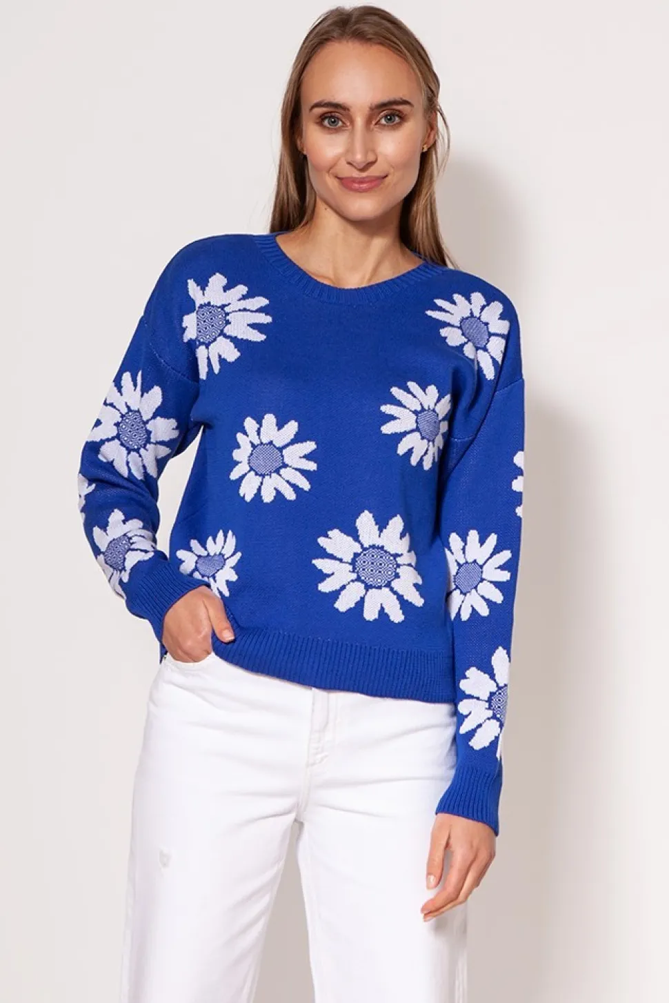 Sweter w kwiatki o prostym kroju - kobaltowy
