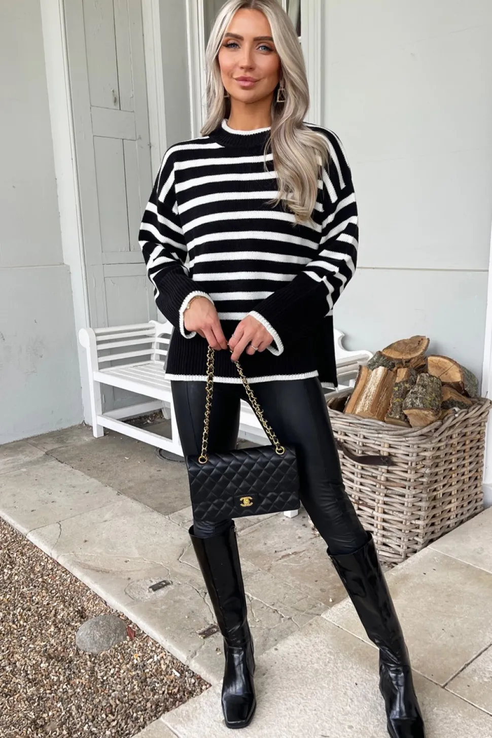 Sweter w paski z opuszczoną linią ramienia - czarny