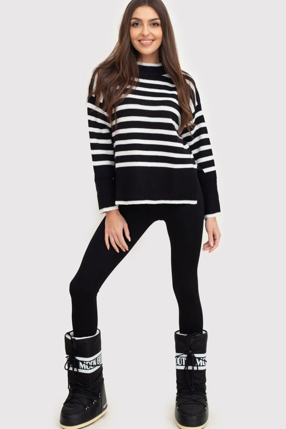 Sweter w paski z opuszczoną linią ramienia - czarny