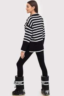 Sweter w paski z opuszczoną linią ramienia - czarny