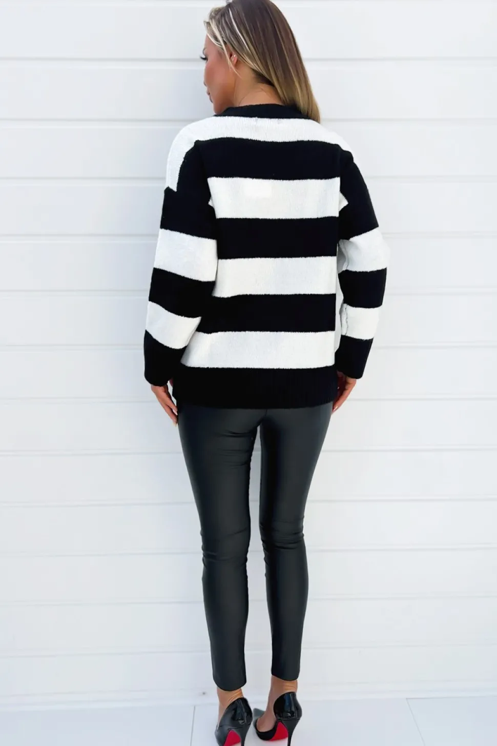 Sweter w pasy z dekoltem V - czarny
