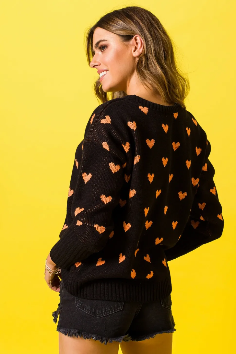 Sweter w serduszka - czarny