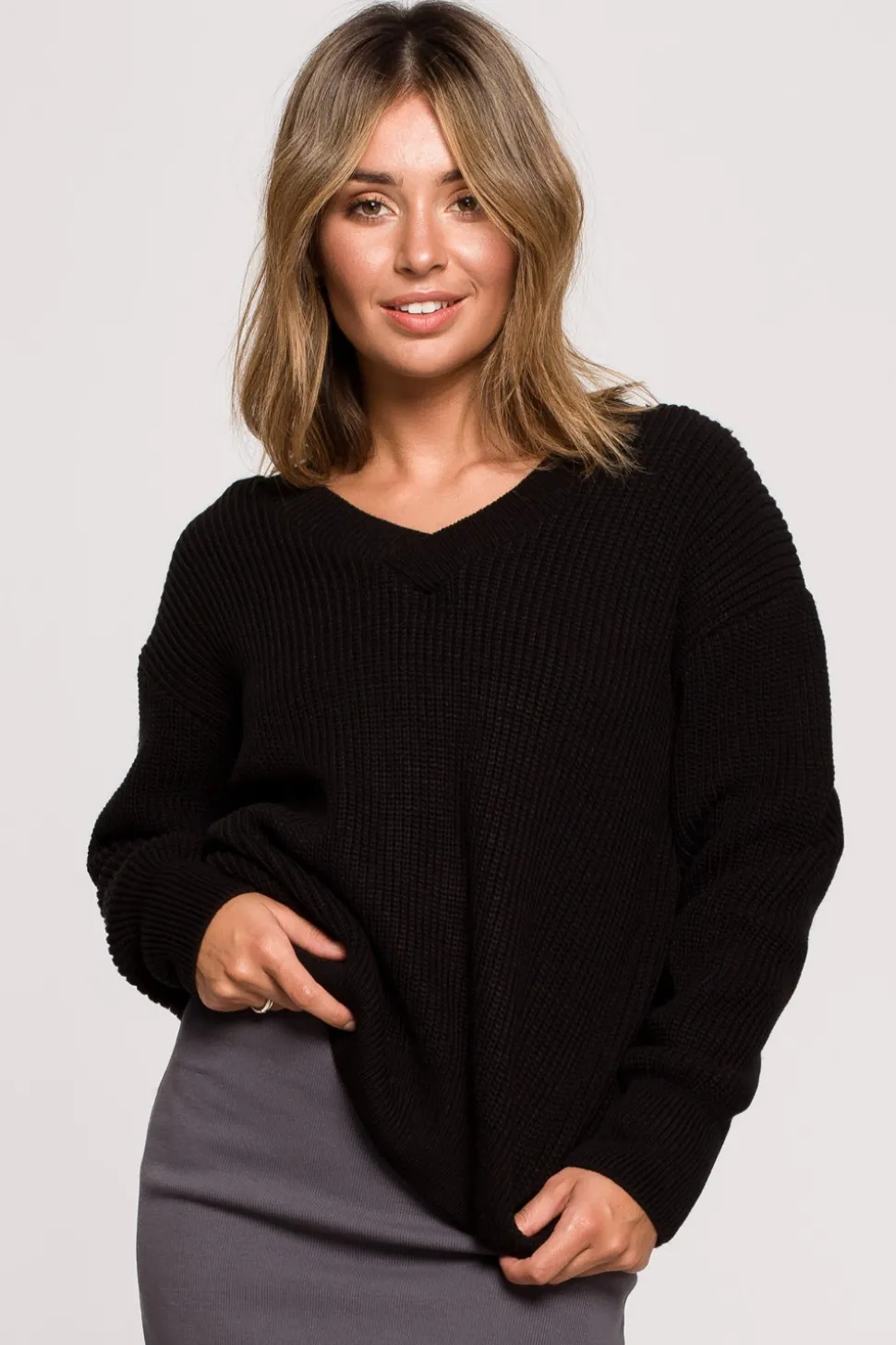 Sweter z dekoltem w serek - czarny