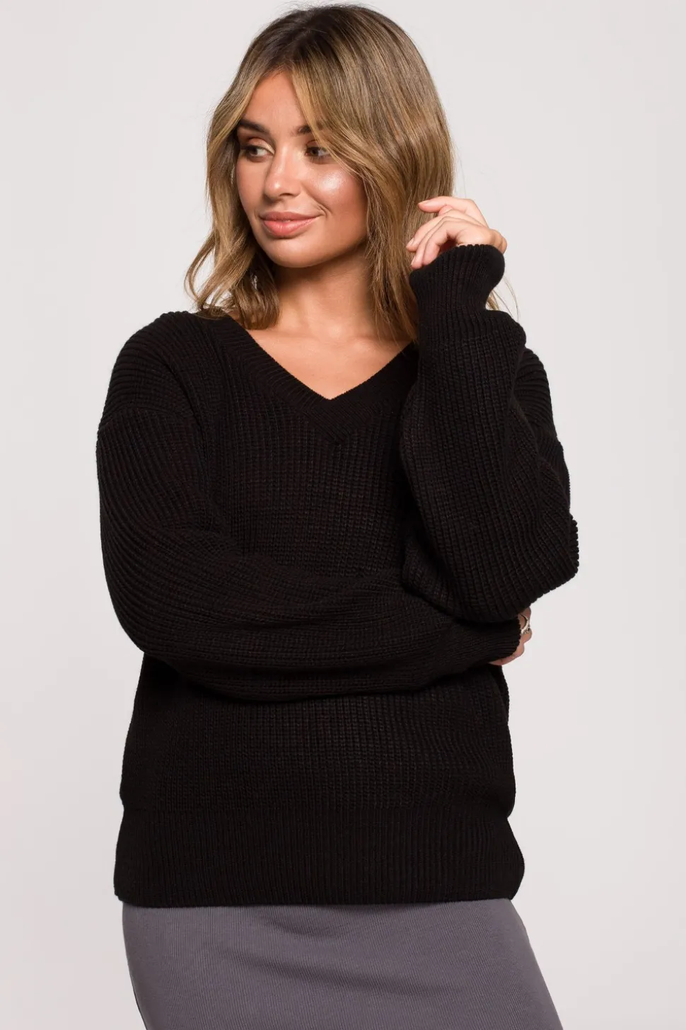 Sweter z dekoltem w serek - czarny