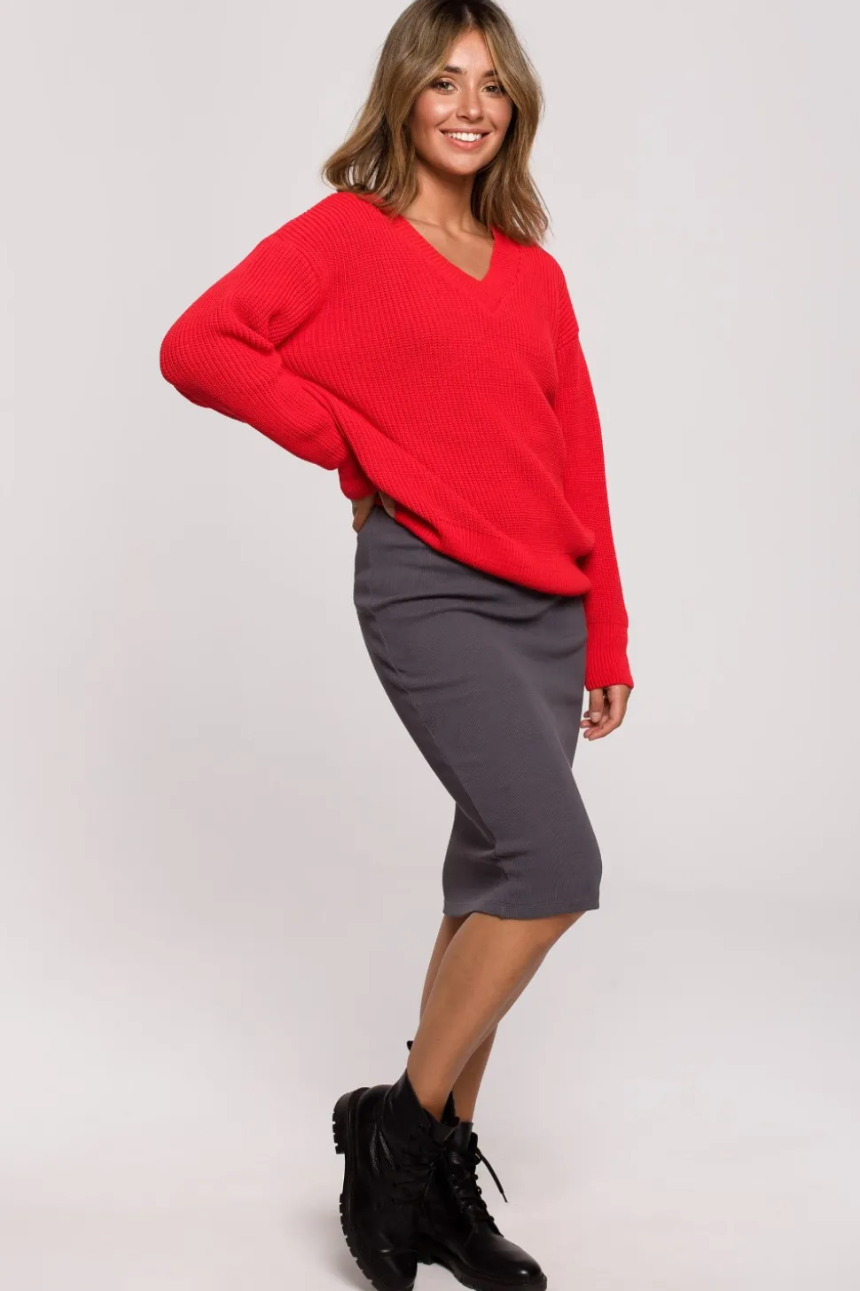 Sweter z dekoltem w serek - czerwony
