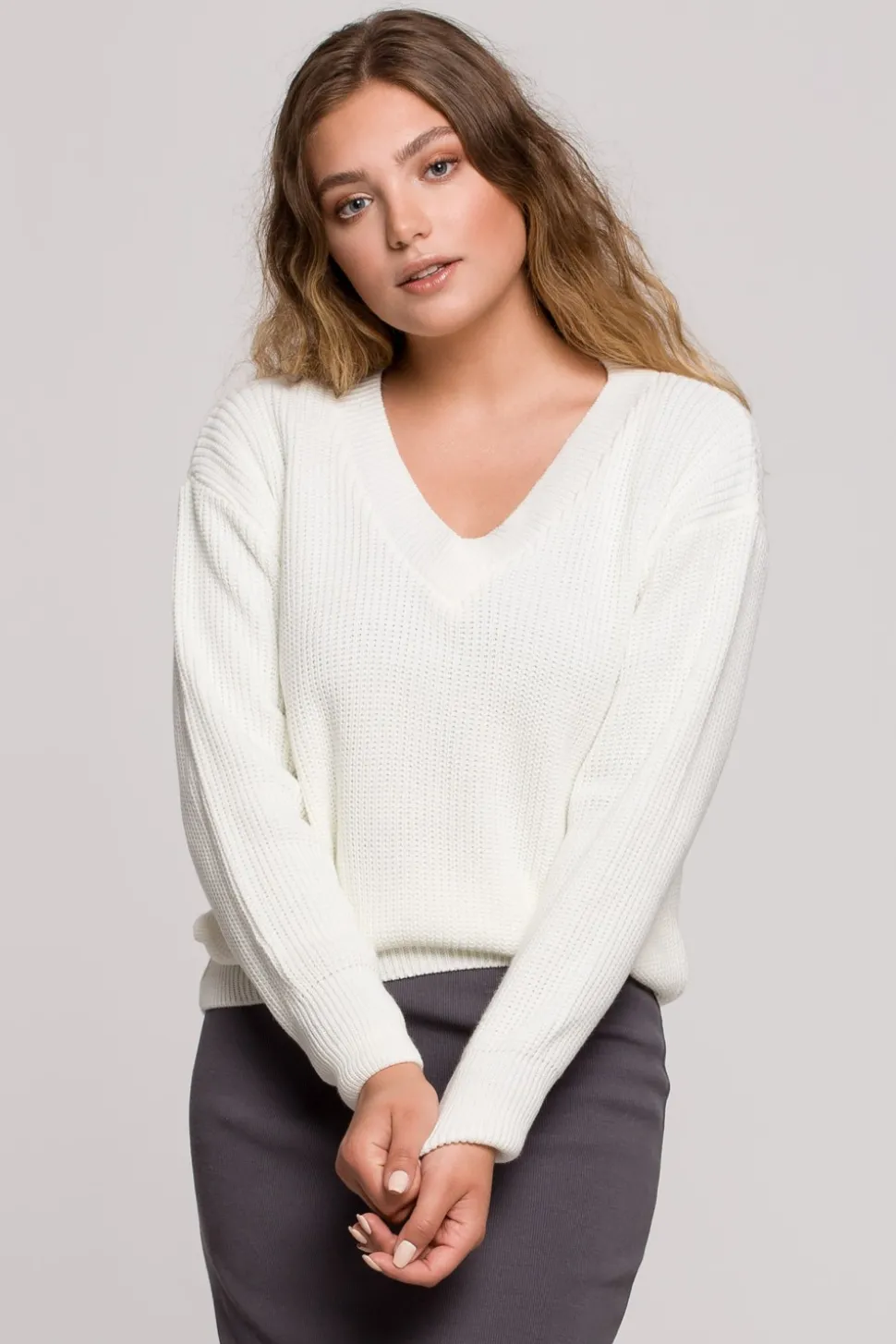 Sweter z dekoltem w serek - ecru
