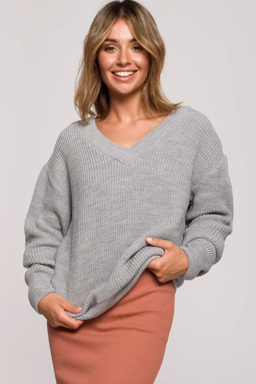 Sweter z dekoltem w serek - szary