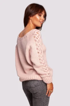 Sweter z warkoczowym splotem na rękawach - różowy