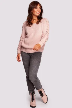Sweter z warkoczowym splotem na rękawach - różowy