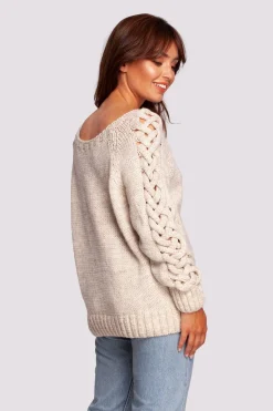 Sweter z warkoczowym splotem na rękawach - beżowy