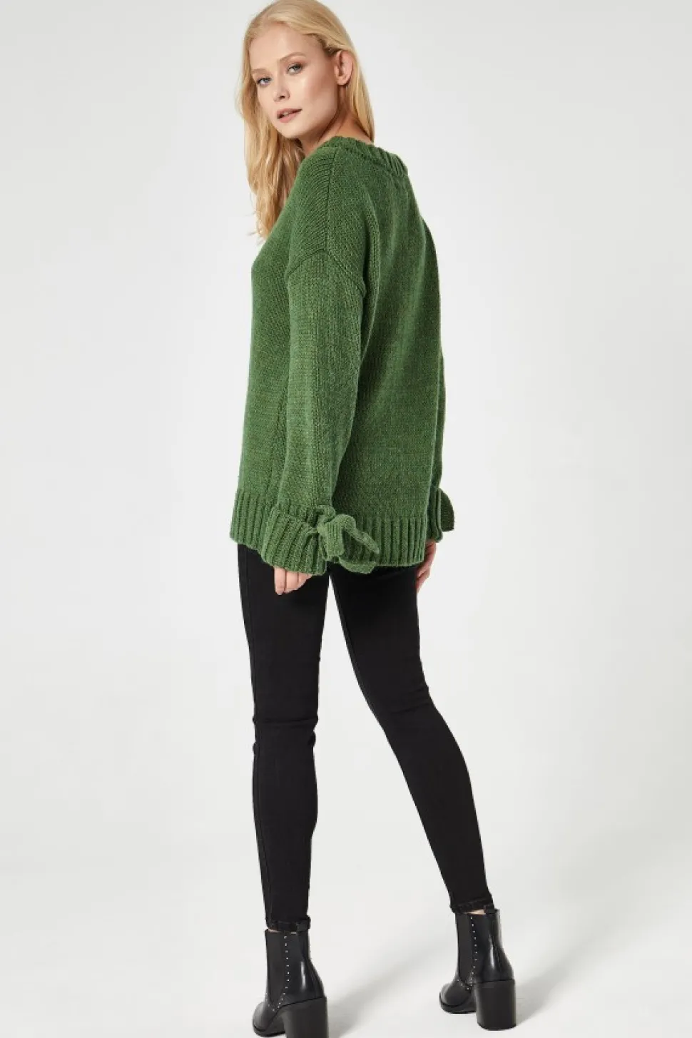 Sweter z wiązanymi rękawami - zielony