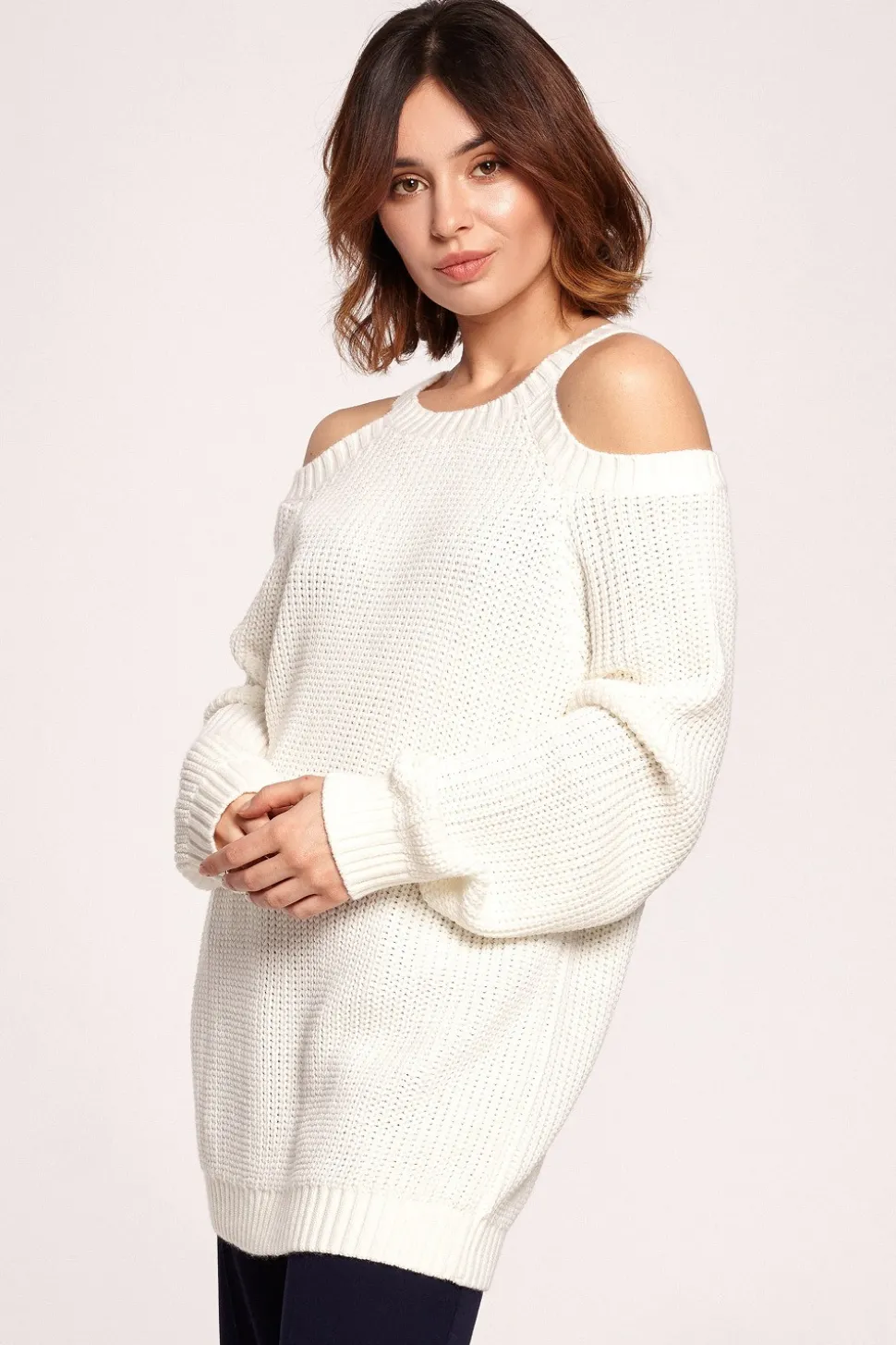 Sweter z wycięciami na ramionach - ecru